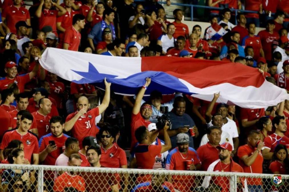 Gran ambiente pusieron los aficionados panameños en el estadio Rommel Fernández.