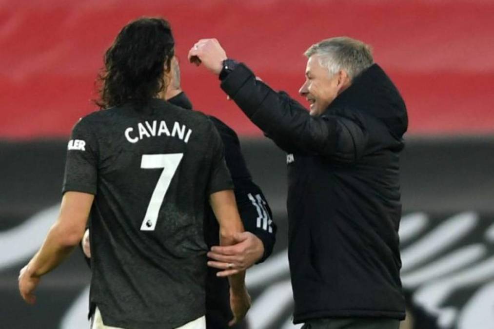 El entrenador del Manchester United, Ole Gunnar Solskjaer, cree que a Edinson Cavani todavía le quedan unos años como delantero de élite y se muestra favorable a renovar el contrato del uruguayo en Old Trafford. El atacante charrúa de 33 años firmó en septiembre un acuerdo de un año después de pasar unos meses sin equipo desde que dejó el París Saint-Germain.<br/><br/>El United tiene la opción de extender el contrato de Cavani para otra temporada y Solskjaer sugirió que espera que el club lo haga. 'Por el momento parece que le quedan unos años así que no diré nada más', declaró Solskjaer cuando se le preguntó si Cavani estaría una temporada más. 'Ha sido una gran influencia y ha causado un gran impacto desde que ha venido'.