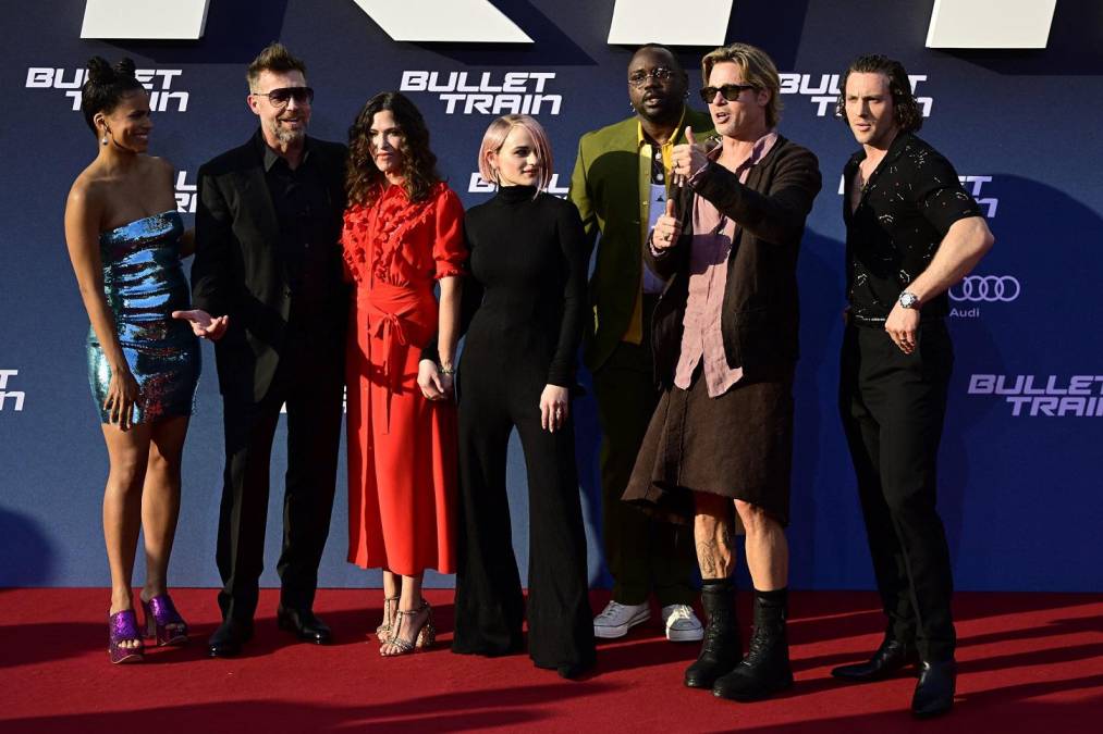 Brad Pitt mantuvo la frescura con una falda marrón, una chaqueta a juego y una camisa de color salmón con botones que dejó entreabierta.