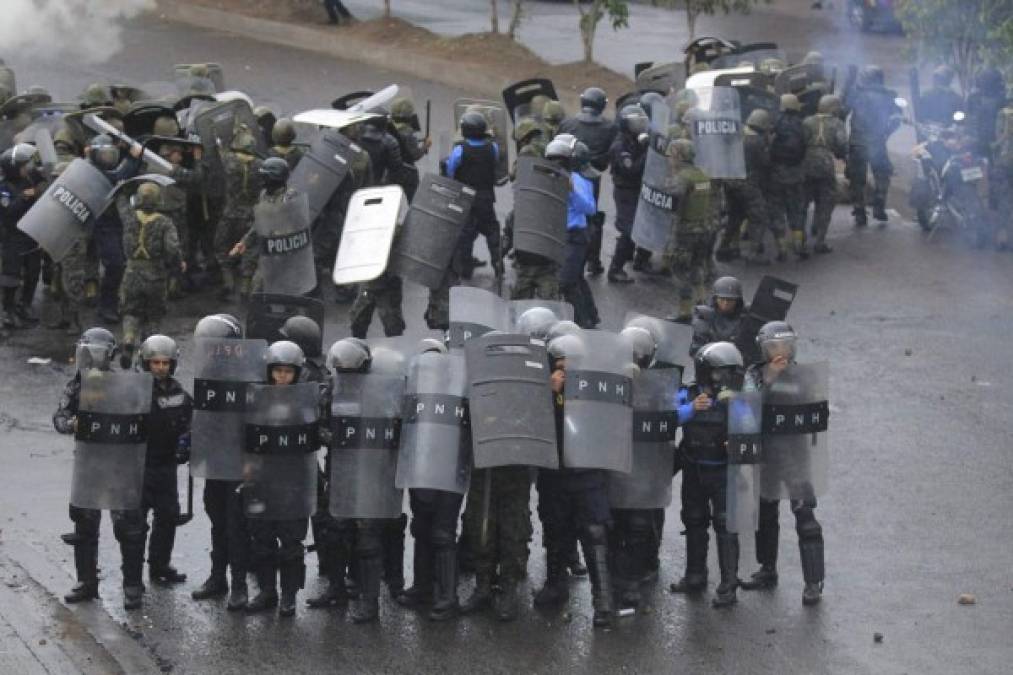 En la salida norte de Tegucigalpa, policías lanzaron bombas lacrimógenas a los manifestantes y en el bulevar Fuerzas Armadas, los agentes negociaron con ellos para que liberaran una de las dos vías para permitir el tránsito.