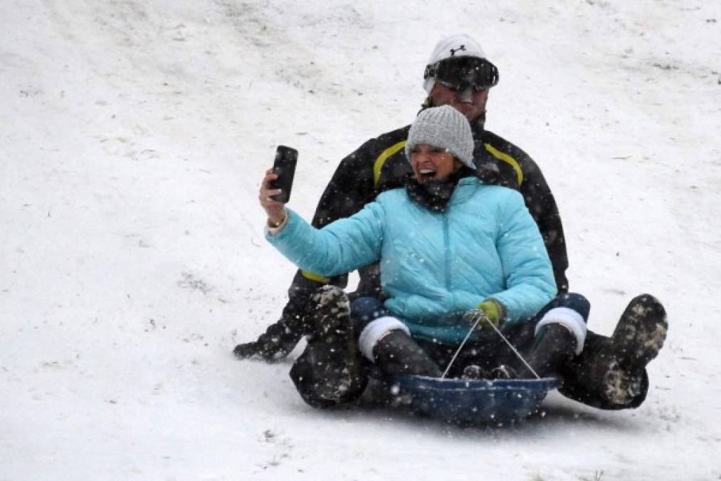 Los residentes de Raleigh, Carolina del Norte, salieron a disfrutar de la tormenta invernal.