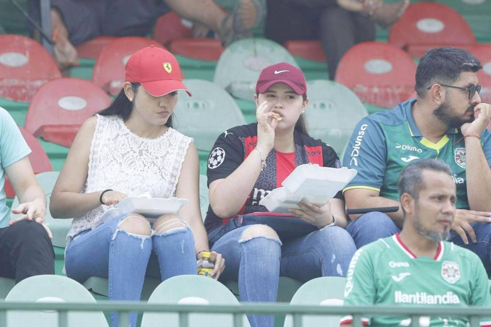 Buen provecho para estas aficionadas que antes del partido hicieron feliz a su estómago.