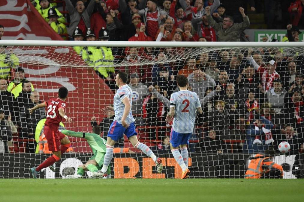 El Liverpool goleó 4-0 al Manchester United este martes en partido aplazado de la 30ª jornada de la Premier League y toma la cabeza provisional del campeonato inglés a la espera de lo que haga el Manchester City el miércoles contra el Brighton.