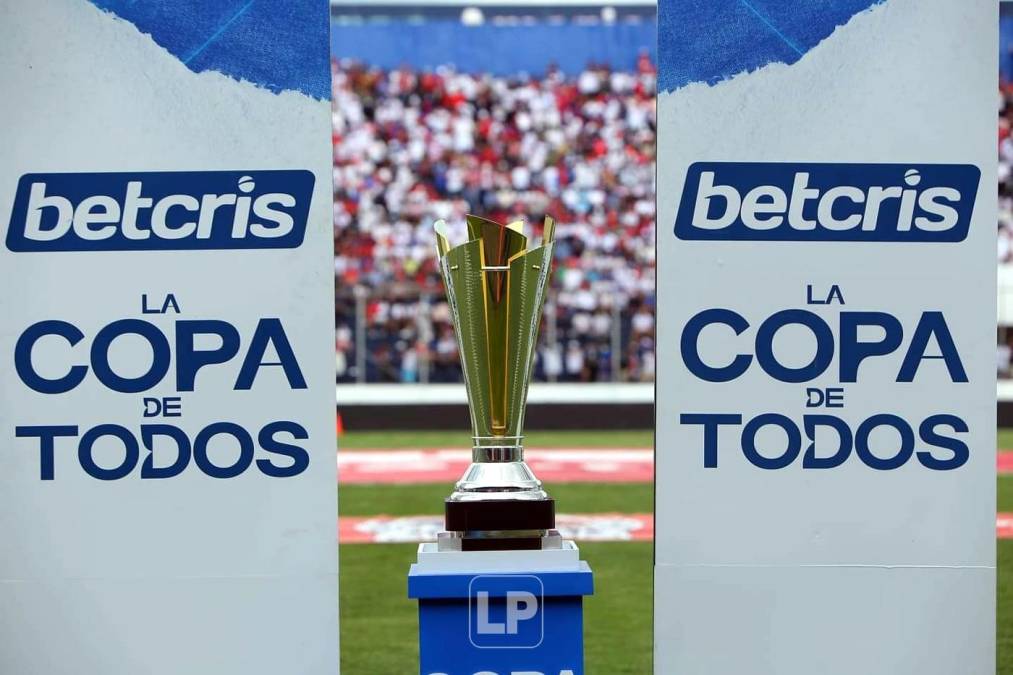 La bella copa que se llevará el campeón del Torneo Apertura 2021 de la Liga Nacional de Honduras.