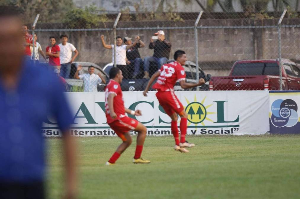 La euforia de Edder ‘Camello‘ Delgado celebrando su golazo de tiro libre.