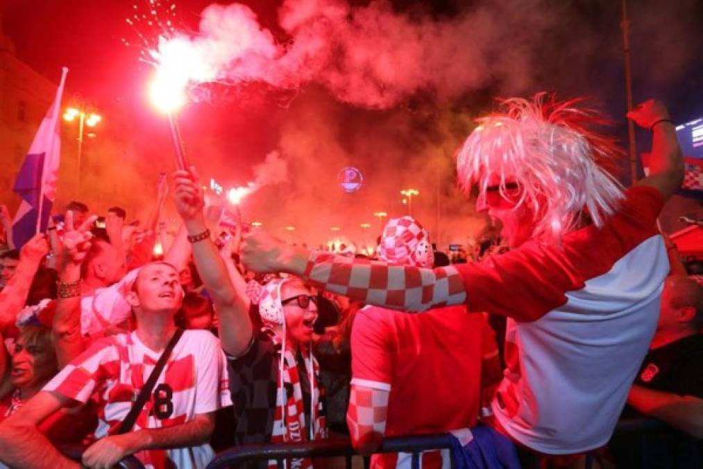 El centro de Zagreb, la capital croata se iluminó con luces muy llamativas, alusivas a los colores nacionales.