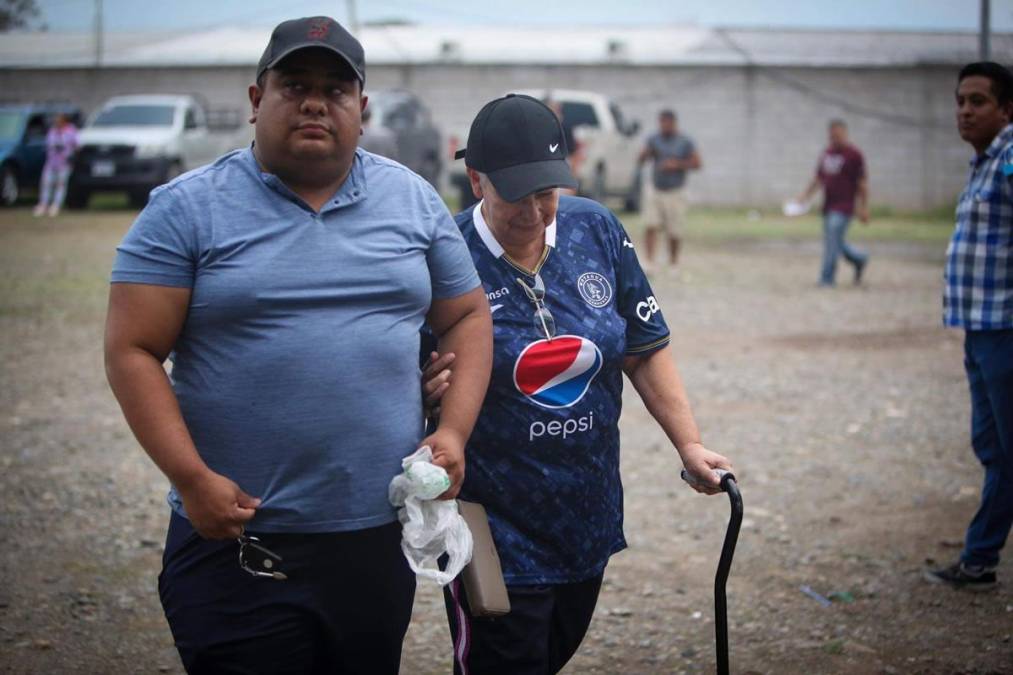 ¡Amor por Motagua! Ella es Lydia, aficionada motagüense que recién operada llegó al estadio Carlos Miranda a apoyar a su amado Ciclón.