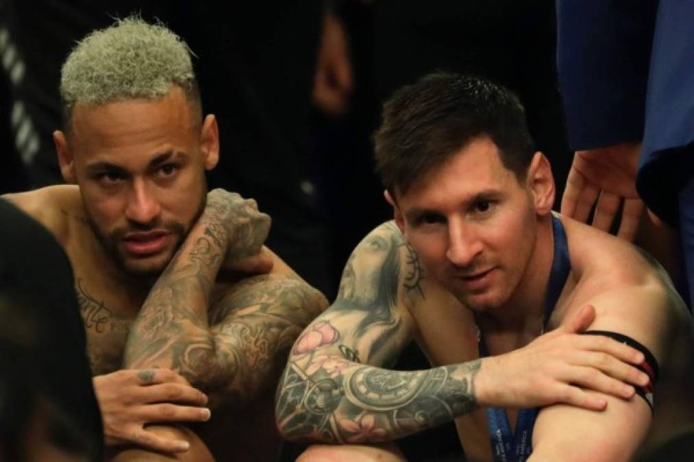Pese a perder, Neymar se mostró contento por su amigo Messi y se quedaron hablando un buen rato.