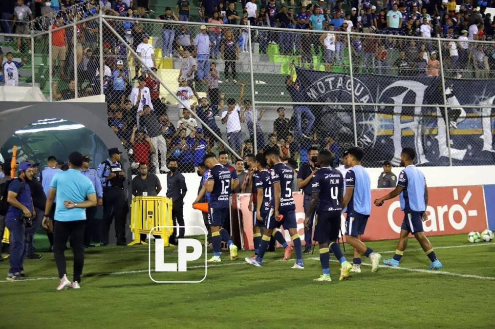 La afición del Motagua recriminó a los jugadores por la mala racha tras el final del partido en Comayagua y lanzaron objetos.