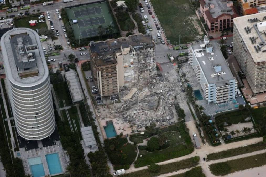 SURFSIDE, FLORIDA - JUNE 24: Search and rescue personnel work in the rubble of a 12-story residential tower that partially collapsed on June 24, 2021 in Surfside, Florida. It is unknown at this time how many people were injured as search-and-rescue effort continues with rescue crews from across Miami-Dade and Broward counties. Joe Raedle/Getty Images/AFP<br/><br/>== FOR NEWSPAPERS, INTERNET, TELCOS & TELEVISION USE ONLY ==<br/><br/>