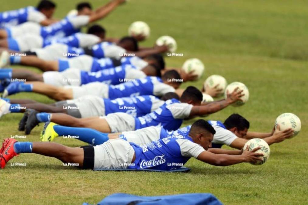 Es un costado del engramillado, los jugadores comienzan a realizar bajo las órdenes de Urrutia abdominales utilizando el balón. En casi toda la metodología de trabajo de este cuerpo técnico está presente la pelota.