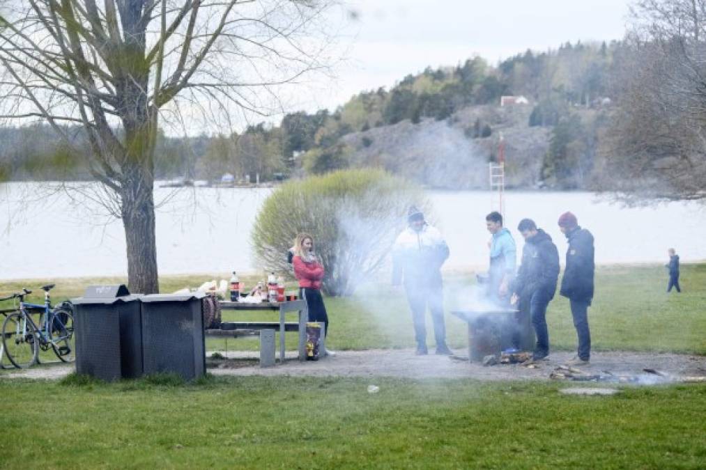 En marzo de 2020, la Universidad de Lund realizó una encuesta donde encontró que el 31% desaprobó la respuesta al brote del gobierno. Otro 18% se mostró neutral y el 51% restante consideró la respuesta lo suficientemente contundente. Esto le dio un espaldarazo de confianza al gobierno Sueco, además de la alta educación de sus ciudadanos para seguir lineamientos. <br/><br/>