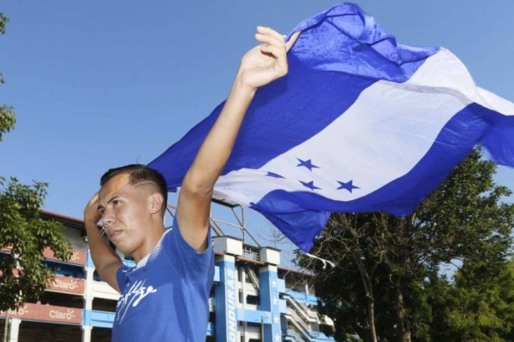 Desde tempranas horas los aficionados hondureños comenzaron a llegar al estadio Olímpico.