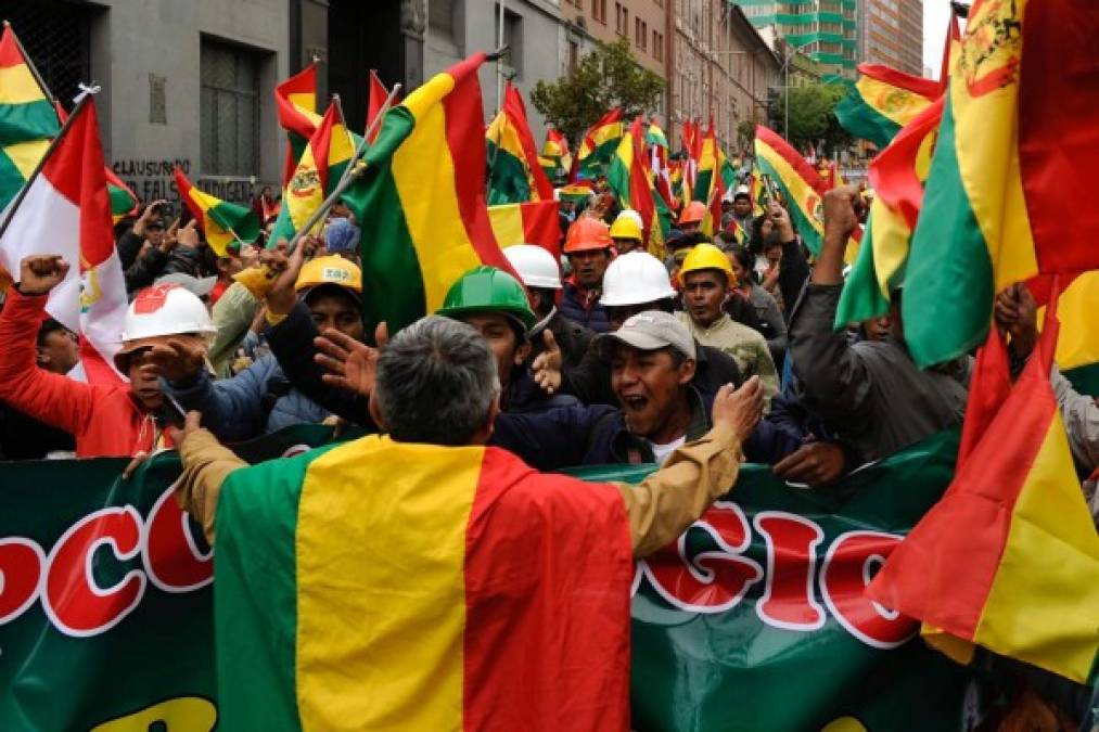 People take to the streets of La Paz to celebrate the resignation of Bolivian President Evo Morales on November 10, 2019. - Morales announced his resignation on Sunday, caving in following three weeks of sometimes-violent protests over his disputed re-election after the army and police withdrew their backing. (Photo by JORGE BERNAL / AFP)