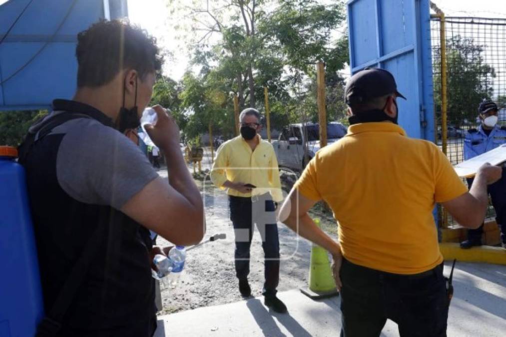 Elías Burbara, presidente del Real España, entrando al estadio Olímpico para el partido ante Motagua. Se mantenía en su postura para el ingreso de aficionados, pero finalmente no se pudo.