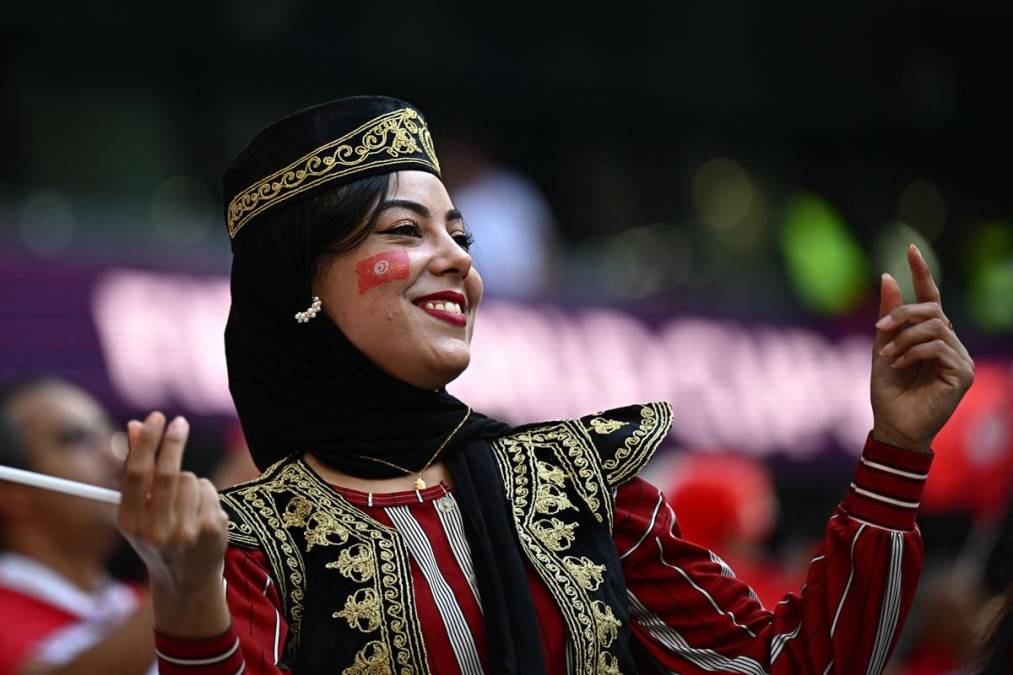 La guapa seguidora tunecinas que robó miradas en el Education City Stadium.