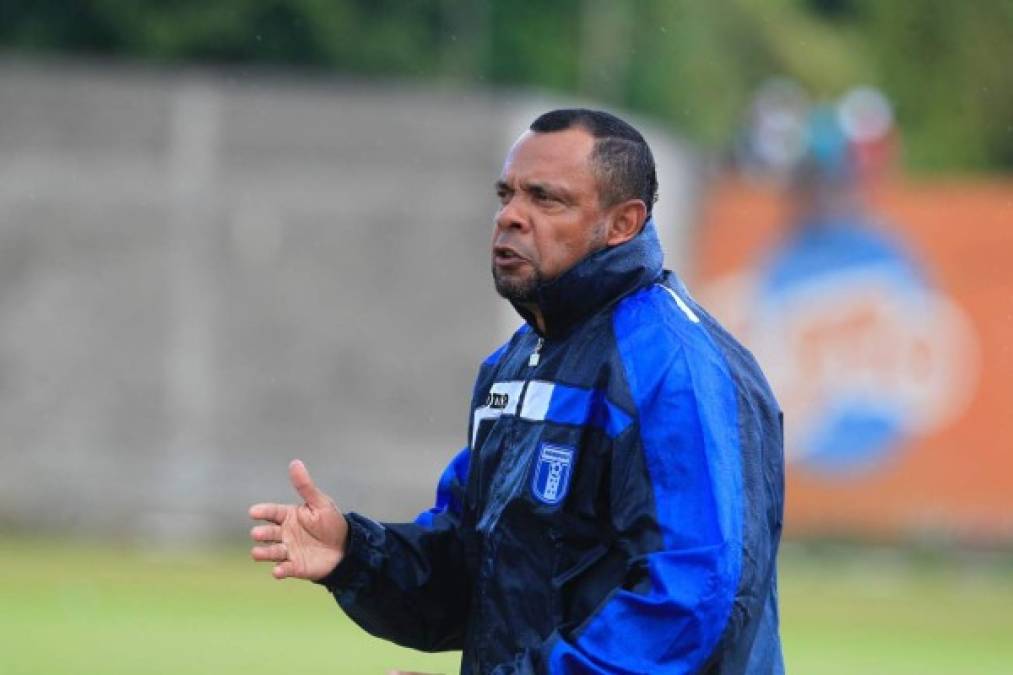 El entrenador del Real de Minas, Raúl Cáceres, sorprendió al dirigir el partido con una chumpa de la Selección de Honduras.