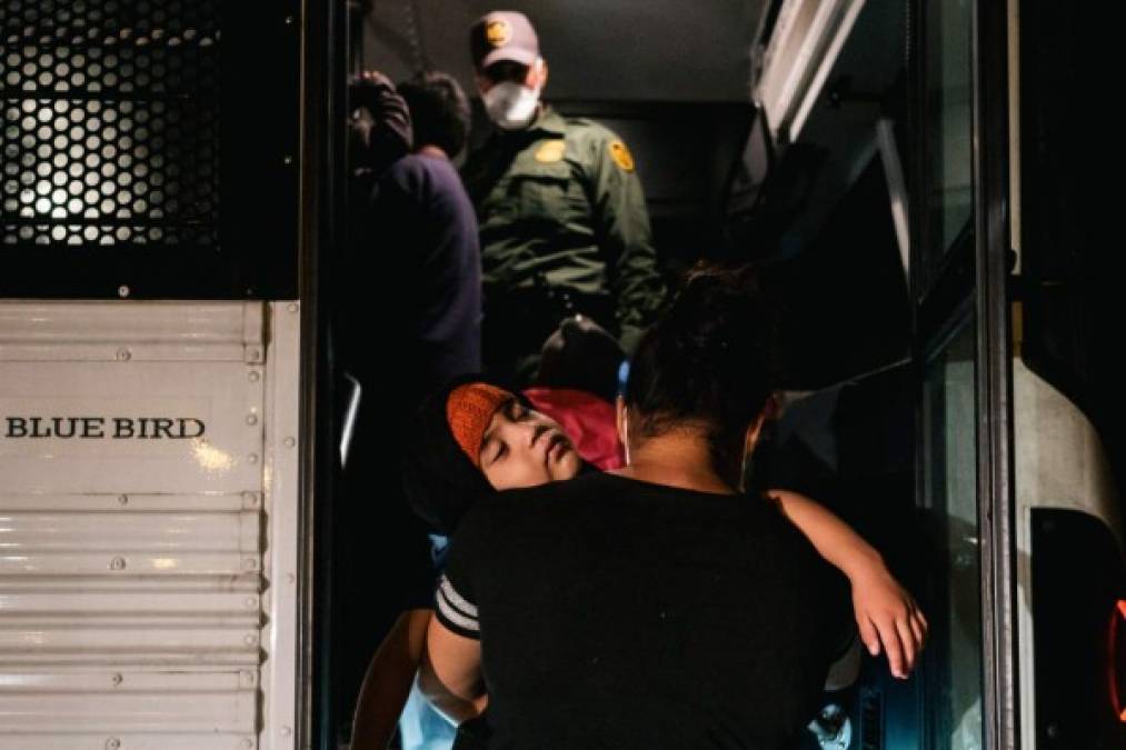 Texas enviará a migrantes detenidos en la frontera a una prisión