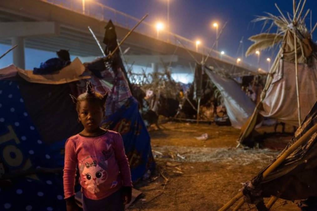 La crisis humanitaria incluye a adultos, niños y bebés entre los 12,000 migrantes, en su mayoría haitianos, que esperan ser procesados ​​por los funcionarios fronterizos de Estados Unidos.