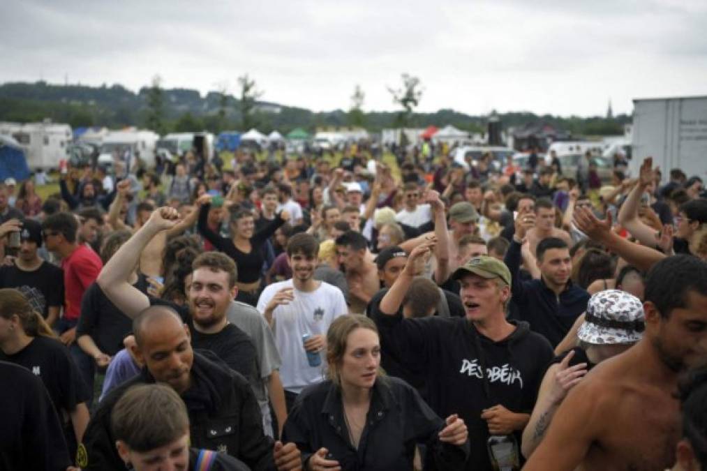 Cinco policías resultaron heridos y un joven de 22 años perdió una mano durante disturbios registrados cuando los agentes dispersaron una fiesta clandestina que reunió a unas 1.500 personas en el oeste de Francia, informaron este sábado las autoridades locales. AFP