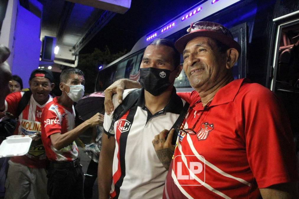 El jugador mexicano Carlos ‘Gullit‘ Peña es sensación en La Ceiba. Muchos aficionados del Vida le piden fotos.