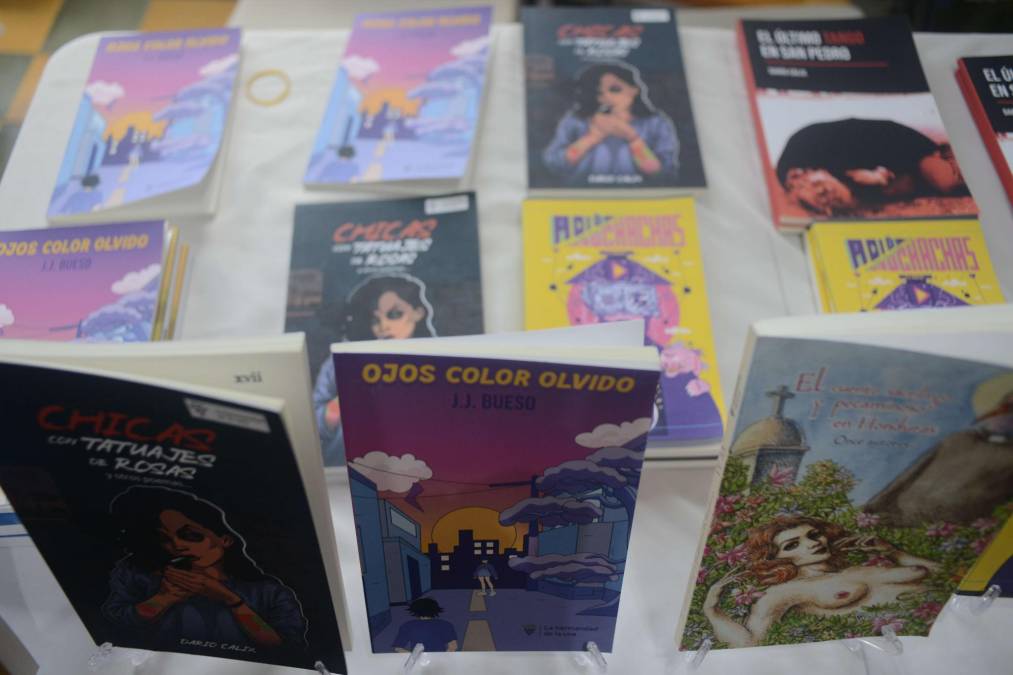 Feria del Libro SPS 2022 continúa en la Plaza de las Banderas