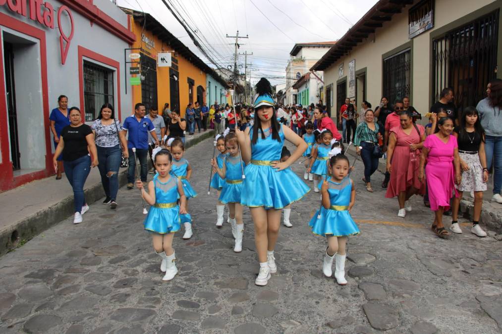 Las palillonas impregnaron con ritmo y gracia el desfile que dio inicio a la celebración de la independencia de Honduras hace 202 años.