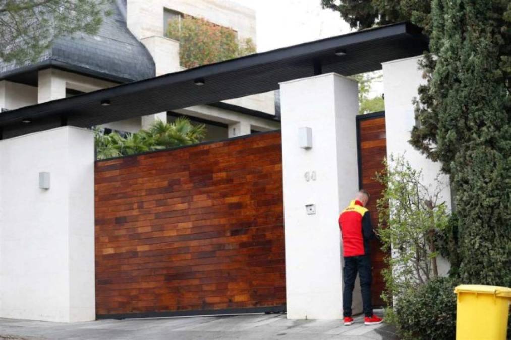 La casa está dividida actualmente en planta baja y sótano, donde tienen una gran piscina interior climatizada y un espacio destinado a bodega.