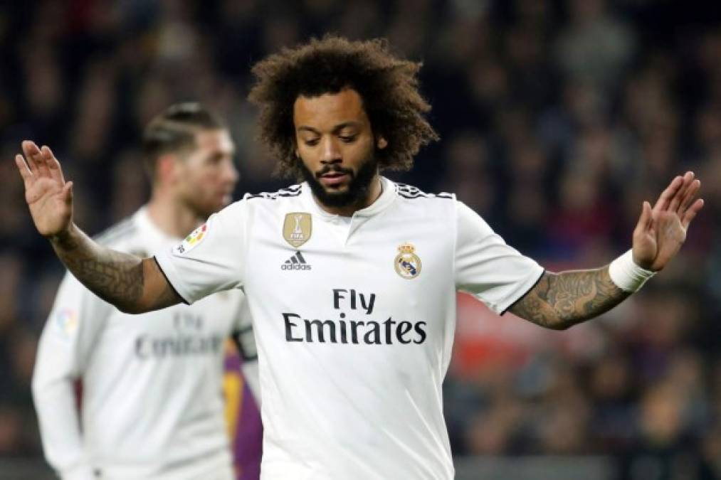 Marcelo (2): no logró cambiar la preocupante línea que ha mostrado en sus últimos partidos y el Barcelona abusó atacando su zona. Relegado a la Copa del Rey, sufrió en el marcaje a Malcom, incapaz de frenarlo y necesitado de ayudas continuas. Lento, fuera de forma, no aportó en ataque y sufrió en defensa. Su impotencia la acabó expresando con una patada evitable a Piqué en terreno rival que le costó la cartulina.