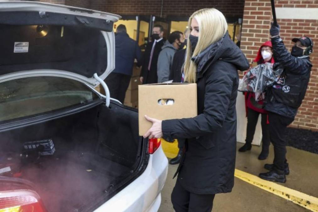La asesora presidencial se mostró hoy repartiendo cajas de alimentos para las familias afectadas por la pandemia de coronavirus en Virginia.