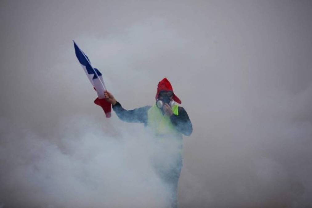 Miles de manifestantes en protesta contra la política económica del gobierno francés protagonizaron el sábado escenas de caos y violencia urbana, principalmente en París, donde las fuerzas del orden detuvieron a más de 200 personas y se contabilizaron un centenar de heridos.