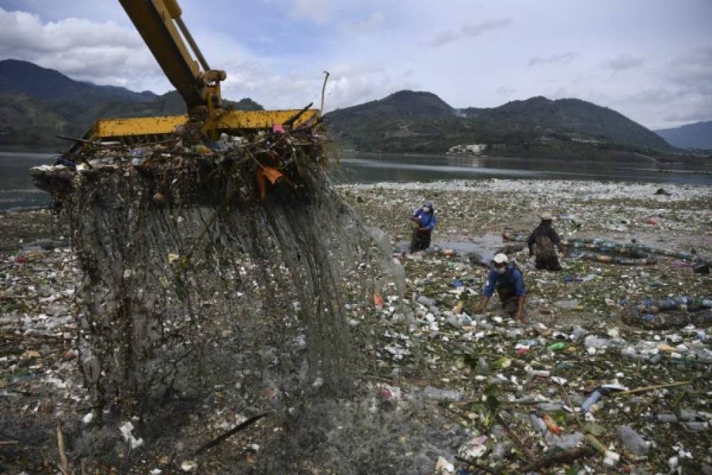Después de un día de fuerte lluvia pueden recibir al menos 50 toneladas de material que tienen que retirar, para lo cual utilizan maquinaria pesada, aseguran autoridades ambientales de Guatemala. <br/>