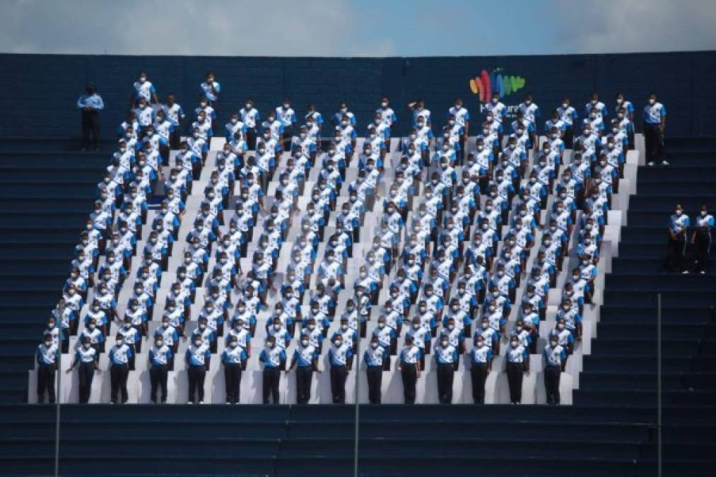 Estos cadetes se lucieron al realizar una perfecta alineación durante el espectáculo conmemorativo en el Estadio Nacional. <br/>