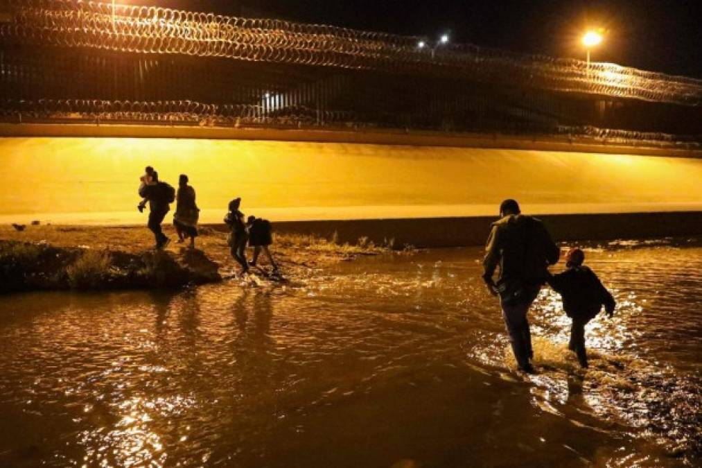 El cruce de cientos de familias migrantes hacia la frontera sur de Estados Unidos no se detiene ni en Semana Santa. La madrugada de este miércoles decenas de personas cruzaron caminando el Río Bravo a la altura de Ciudad Juárez aprovechando el descenso de las aguas.