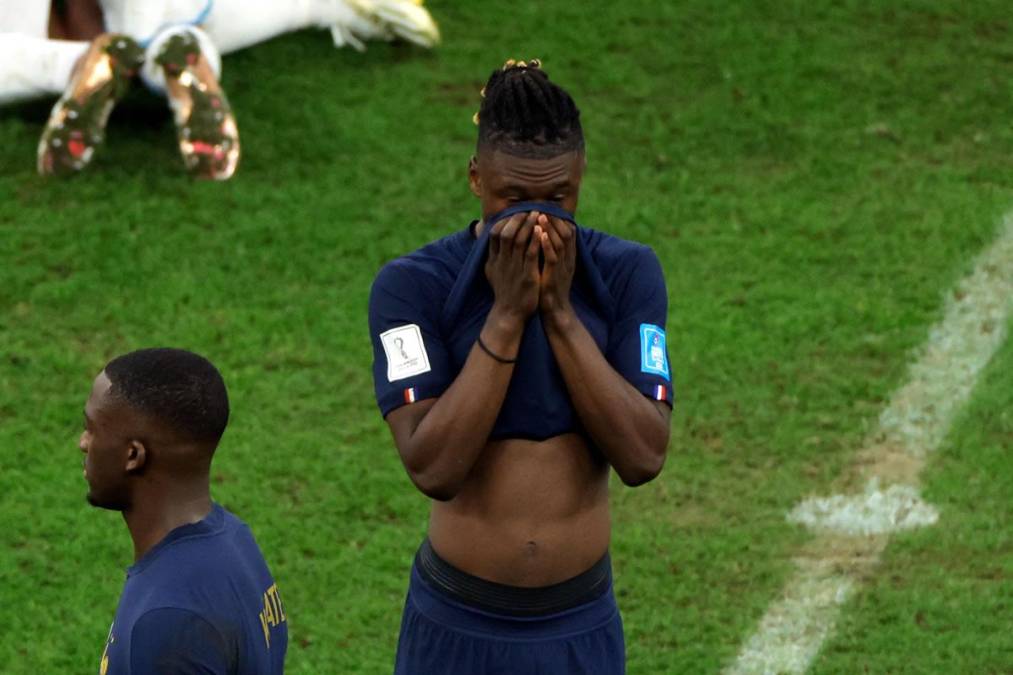 Eduardo Camavinga se llevó las manos al rostro tras la derrota de Francia en la final del Mundial de Qatar 2022.