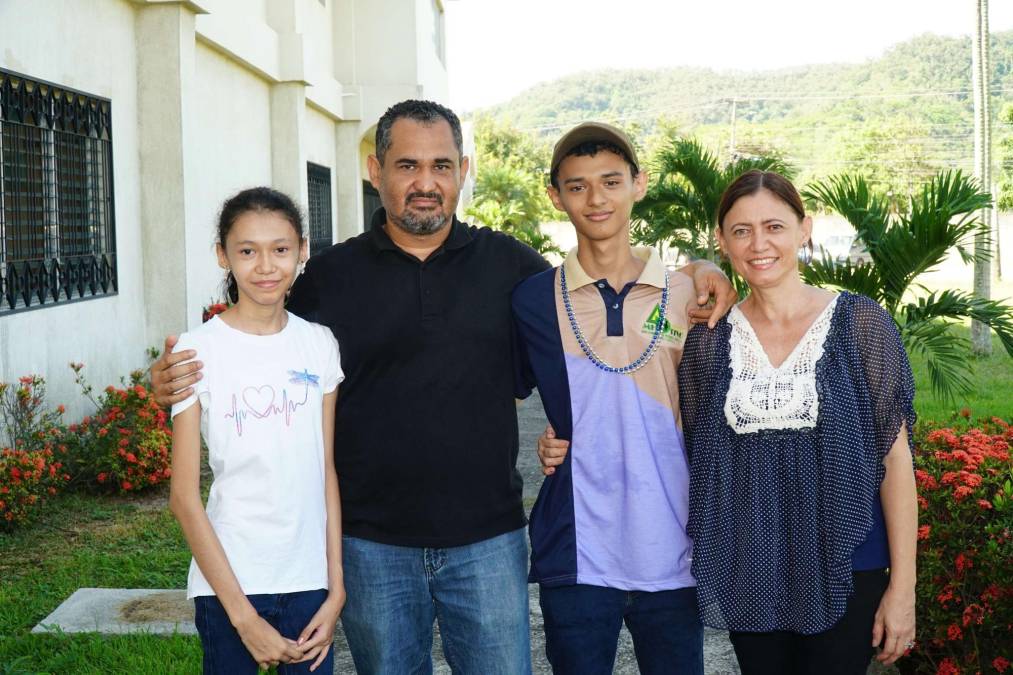 Allison Ayala, Erick Ayala, Erick Fernando Ayala y Karen Mendoza