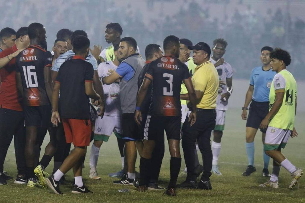 El partido sufrió suspensión de 40 minutos por diversos factores entre aficionados del Platense, Independiente y la Policía Nacional.
