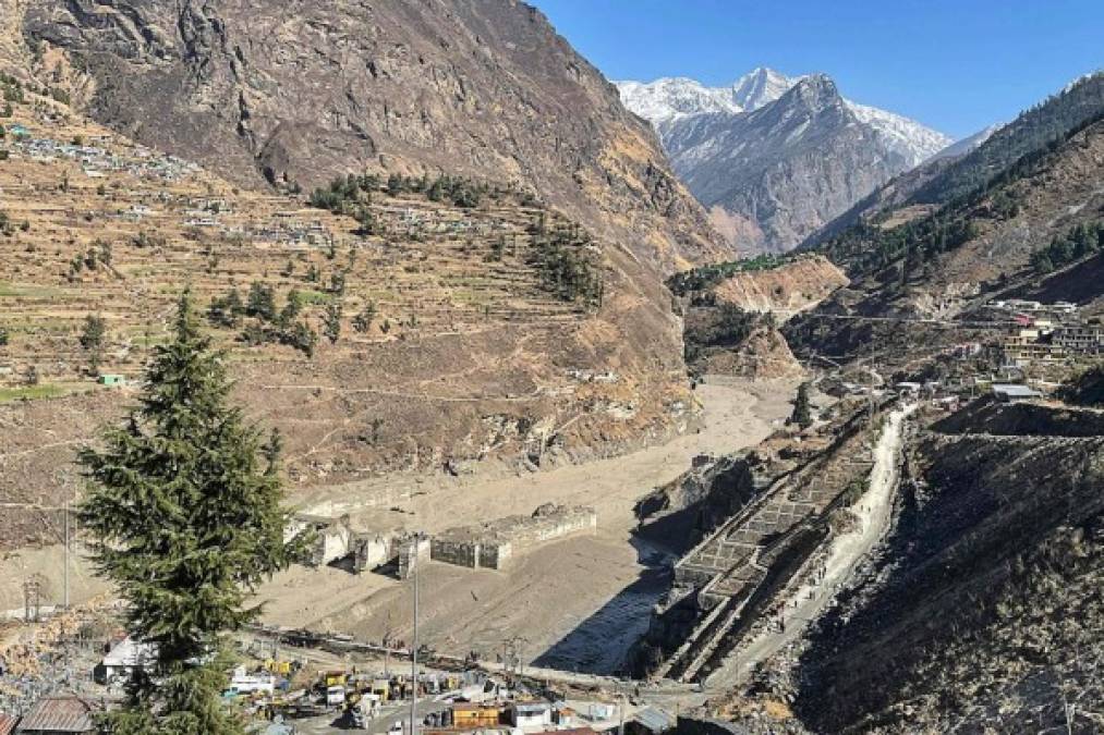 Esta montañosa región en el Himalaya registro también en junio de 2013 riadas, corrimientos de tierras y el derrumbe de edificios después de que las lluvias del monzón se adelantaran un mes y se produjeran un 68 % más de precipitaciones de lo habitual.