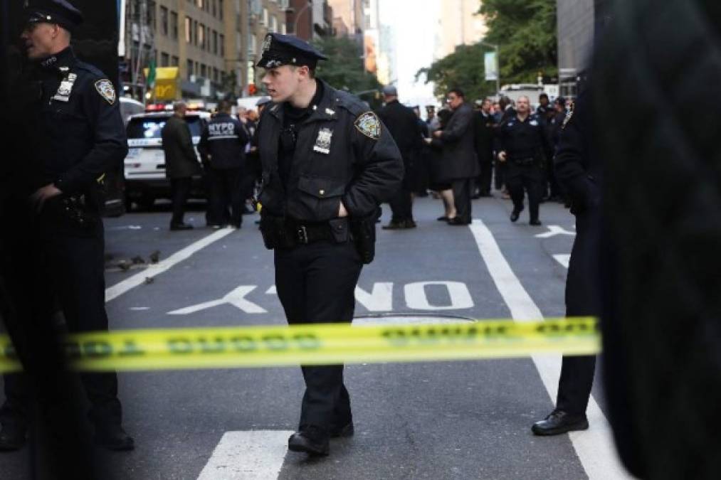 La policía de Nueva York evacuó el edificio Time Warner y acordonaron la zona de Columbus Circle, donde está situado el inmueble, muy cerca de Central Park.