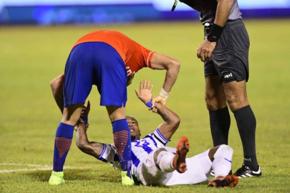 Paulo Díaz, capitán de Chile, tuvo un encontronazo con el hondureño Edwin Solani.