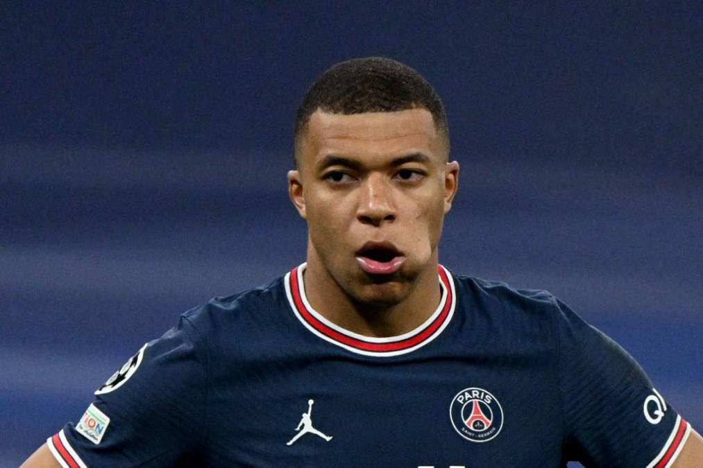 Las noticias sobre el futuro de Kylian Mbappé se han intensificado en los últimos días tras la eliminación del PSG en la UEFA Champions League, perdiendo, con remontada incluida (3-1), frente al Real Madrid, situación que parece alejar de la capital francesa al astro pretendido por el propio club merengue.