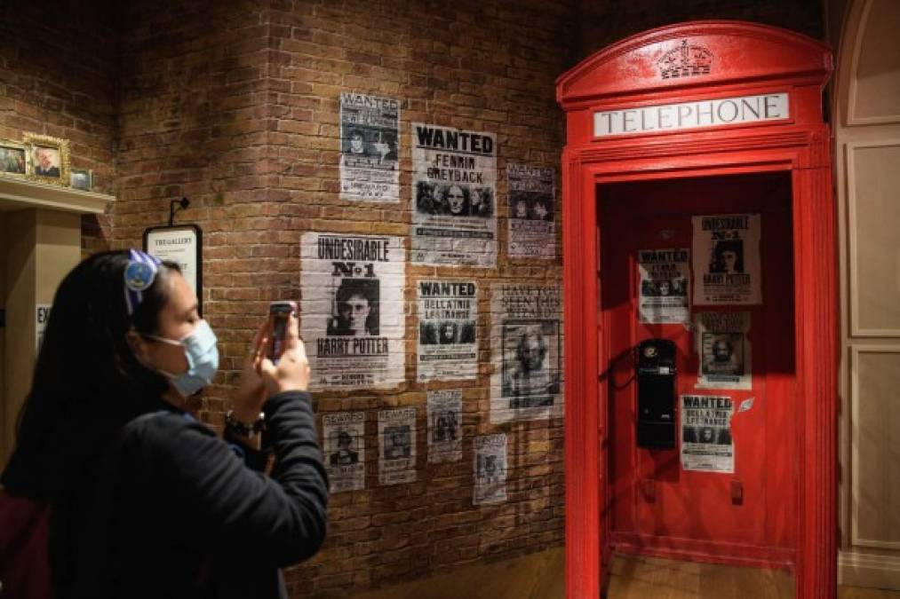 Dentro de la tienda, los fans del mágico mundo de la escritora J.K. Rowling se sacaban selfis frente a una cabina de teléfono roja.