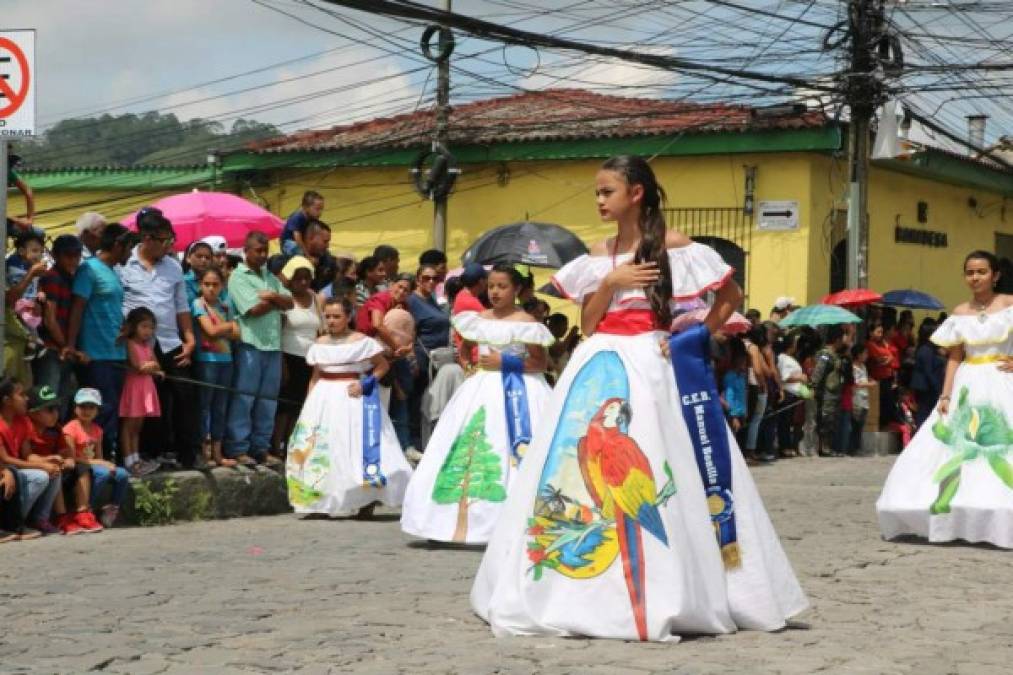 Estas jovencitas deslumbraron a su paso en el desfile de Copán con hermosos vestidos en los que se observan los símbolos patrios menores de Honduras.