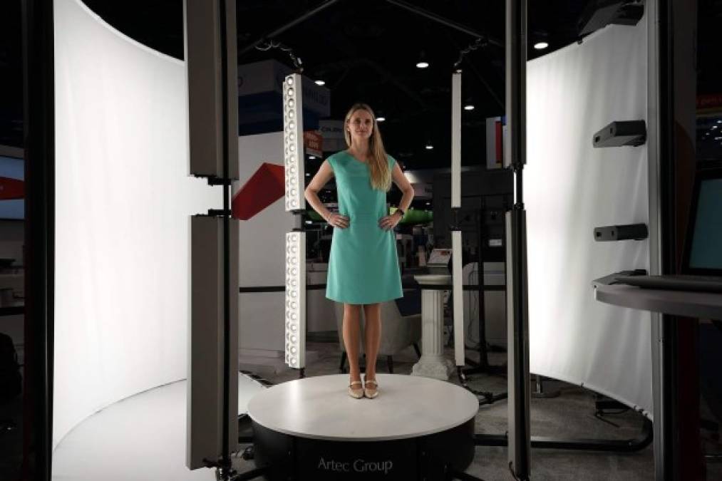 Una mujer participa en una demostración del escáner corporal en 3D.
