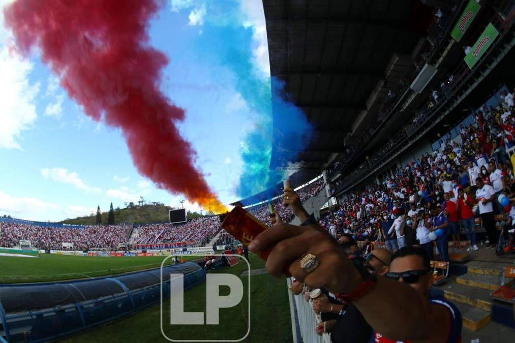 La afición del Olimpia llenó el estadio Nacional y le puso color a la final.