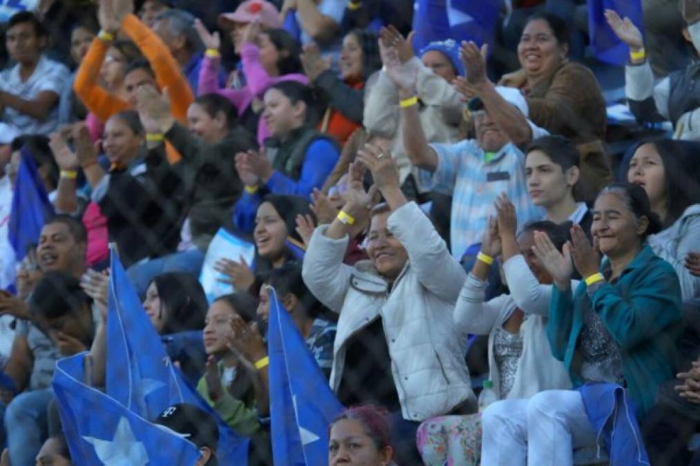 El Estadio Nacional poco a poco empieza a llenarse.