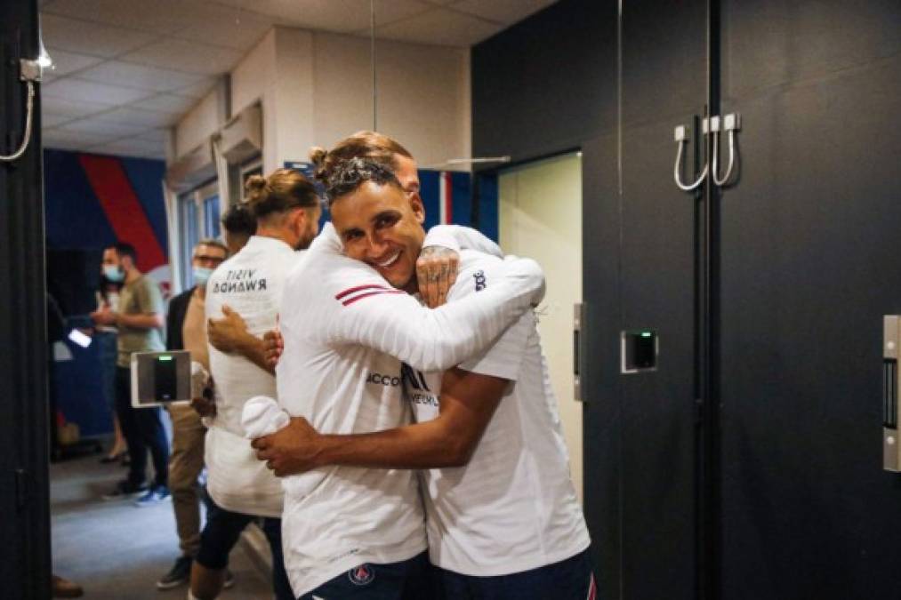 El portero tico Keylor Navas sorprendió a Sergio Ramos ya que al verlo le dio un tremendo abrazo y en sus redes el PSG ha presumido dicho momento. Cabe señalar que ambos fueron grandes amigos en el Real Madrid.