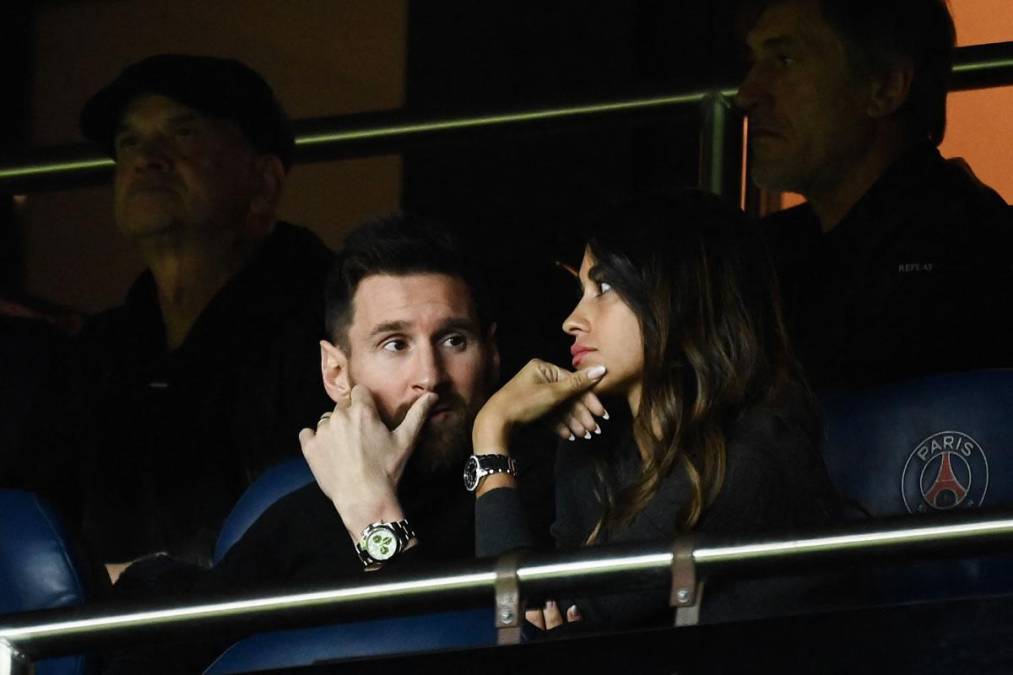 Lionel Messi fue acompañado por su hermosa esposa Antonela Roccuzzo en el palco del Parque de los Príncipes durante el partido del PSG contra el Benfica.