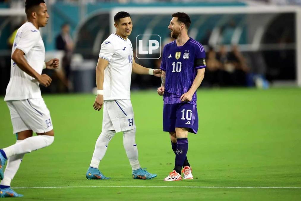‘La Perra‘ Castellanos sonríe con Messi en los primeros minutos del partido. ¿Le pidió la camiseta el hondureño desde el comienzo?