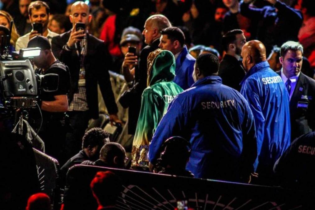 Así fue la llegada de Teófimo López al ring del mítico Madison Square Garden de Nueva York. Todas las miradas estaban sobre él. Foto Jonathan Loarca